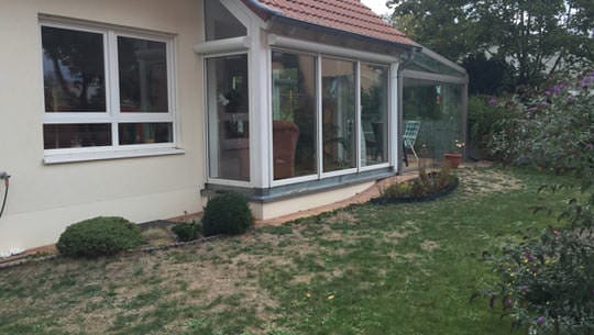 Vorher Bild, kahle Rasenfläche, uneben, alt, Vorher Aufnahme, unattraktiver Garten