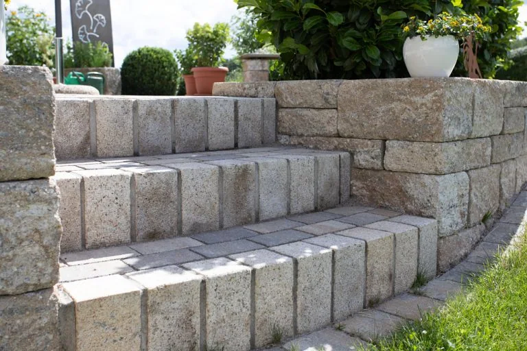 runde Gartenstufen aus Naturstein