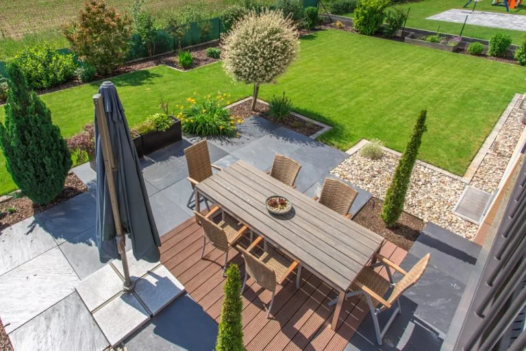 Hochwertiger Garten mit Terrasse, Sitzbereich und gepflegtem Rasen. Perfekt für Erholung und Gartengestaltung.