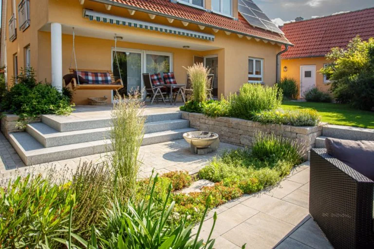 Garten im mediterranen Stil mit Terrasse und gemütlichem Sitzbereich.