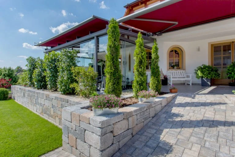 Moderne Terrasse mit Pflanzen und Steinen