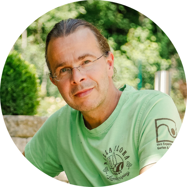 Portrait eines Mitarbeiters von BELLA FLORA GmbH in Arbeitskleidung im Garten als authentisches Teammotiv für Garten- und Landschaftsbau in Reuth von BELLA FLORA GmbH.