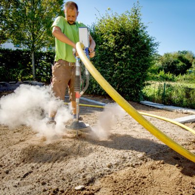 Maschinelle Bodenverbesserung mit Einblasverfahren zur Vorbereitung von Rasen- und Pflanzflächen, fachgerechter Garten- und Landschaftsbau in Fränkische Schweiz von BELLA FLORA GmbH.