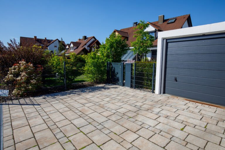 Großzügig gepflasterte Garagenzufahrt mit Betonsteinpflaster im Reihenverband, Einfahrt pflastern in Kirchehrenbach von BELLA FLORA GmbH.