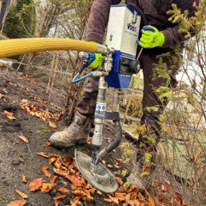 Mitarbeiter bei der Bodeninjektion mit Spezialgerät zur Bodenverbesserung an einem Hang in Bamberg von BELLA FLORA GmbH.