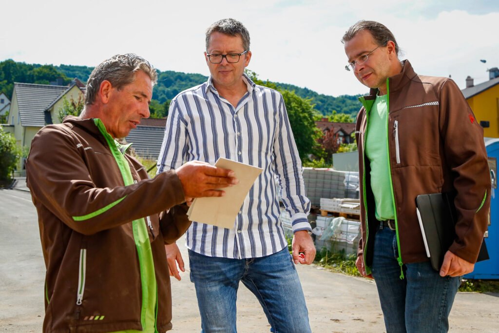 Baubesprechung mit BELLA FLORA Team und Kunden auf der Baustelle zur Planung von Garten- und Landschaftsbauarbeiten in Forchheim von BELLA FLORA GmbH.