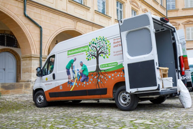 Einsatzfahrzeug für Bodenbelüftung und Bodeninjektion von BELLA FLORA GmbH vor historischer Schlossanlage in Langensendelbach von BELLA FLORA GmbH.