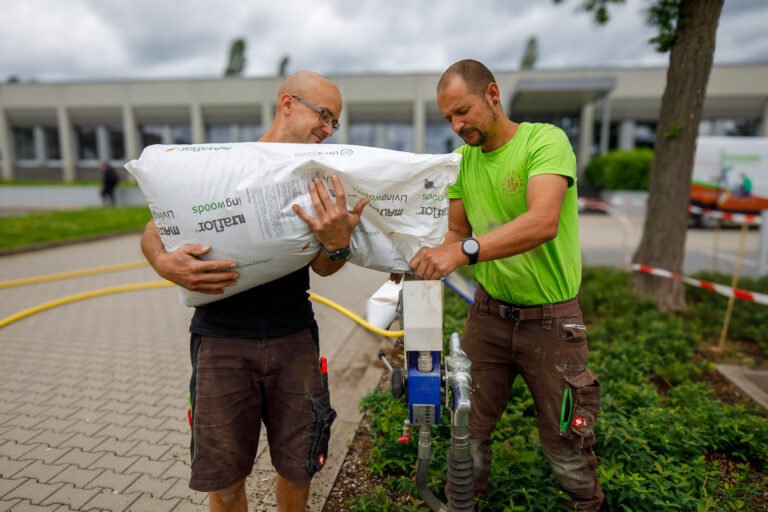 Befüllen eines Bodeninjektionsgeräts mit mineralischem Bodenverbesserungs-Substrat zur Tiefenlockerung im Pflanz- und Baumstreifen des öffentlichen Grüns in Wiesenthau von BELLA FLORA GmbH.
