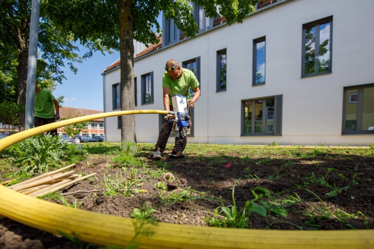 Bodeninjektion und Tiefenlockerung auf Rasenfläche mit Spezialgerät zur Bodenverbesserung im Garten in Reuth von BELLA FLORA GmbH.