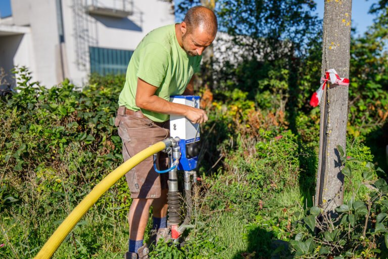 Bodeninjektion und Tiefenlockerung im Wurzelbereich eines Baumes mit Spezialgerät bei Gartenbauarbeiten in Ebermannstadt von BELLA FLORA GmbH.