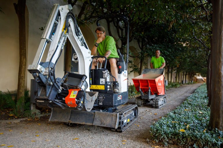 Minibagger und Kettendumper bei professionellen Erdarbeiten und Wegebau im Garten- und Landschaftsbau in Fränkische Schweiz von BELLA FLORA GmbH.