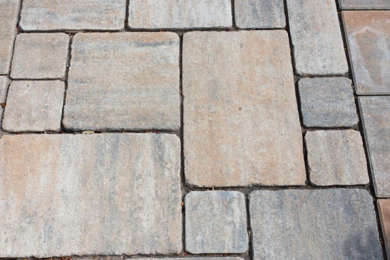 Detailaufnahme von mehrformatigem Betonsteinpflaster mit strukturierter Oberfläche, Pflasterarbeiten in Ebermannstadt von BELLA FLORA GmbH.