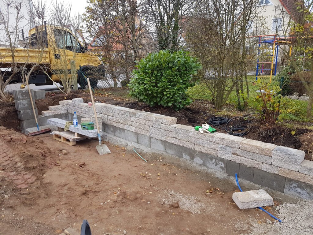 Betonsteinmauer im Bau