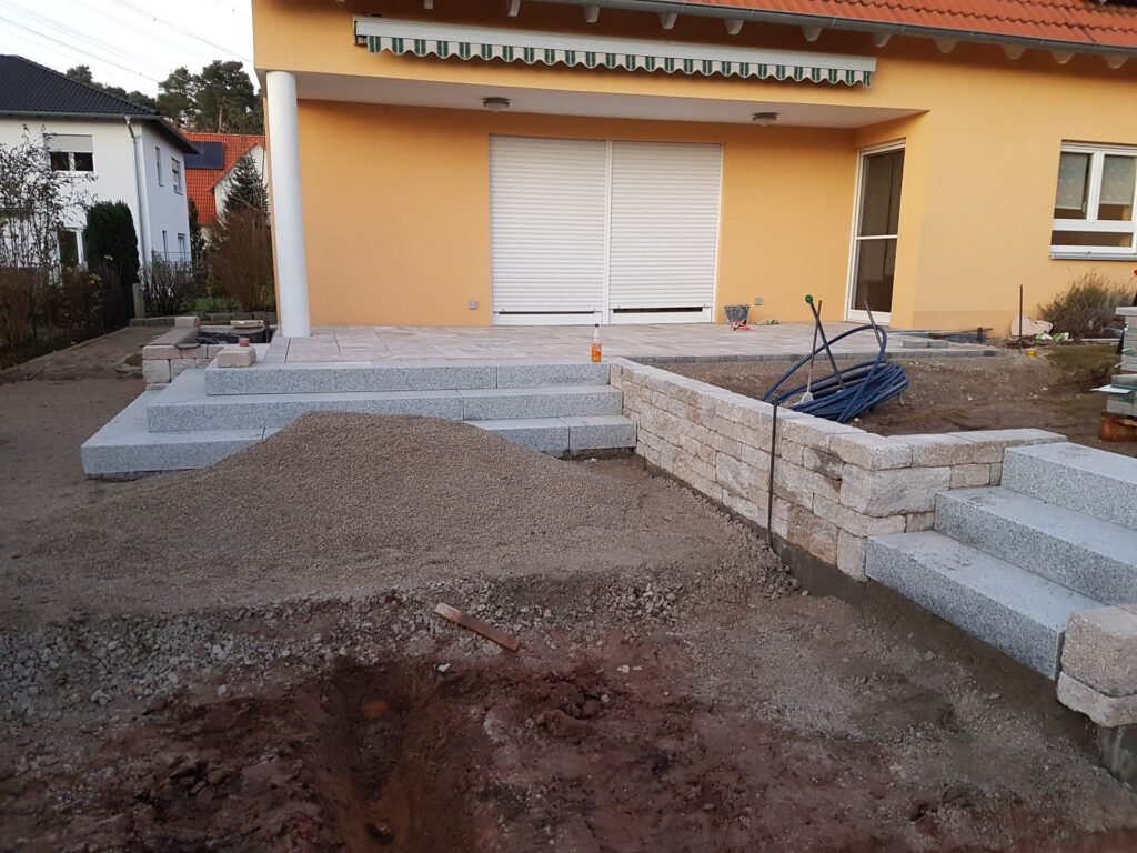 Stützmauer mit Granitstufen