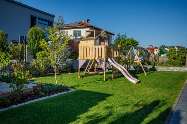 Familiengarten mit Spielturm aus Holz, Rutsche und großzügiger Rasenfläche, fachgerechter Garten- und Landschaftsbau in der Fränkischen Schweiz von BELLA FLORA GmbH.