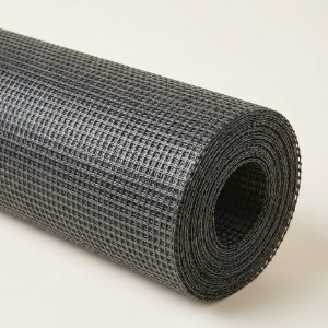 Gerolltes schwarzes Kunststoffgitter zur Bodenstabilisierung im Gartenbau in Bamberg von BELLA FLORA GmbH.