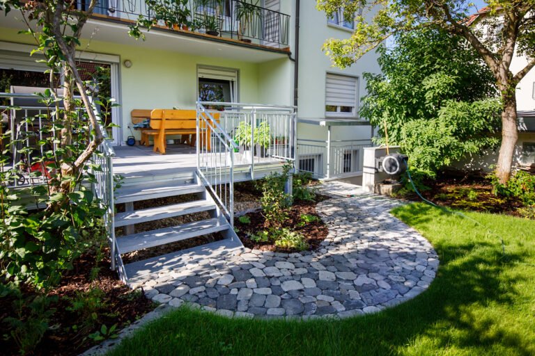 Terrasse mit Betonsteinweg