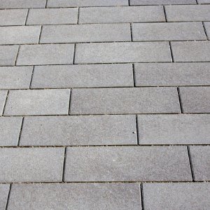 Detailaufnahme von rechteckigem Betonsteinpflaster im Reihenverband, Pflasterarbeiten in Poxdorf von BELLA FLORA GmbH.