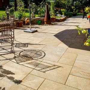 Terrasse aus großformatigen Keramikplatten mit Sitzbereich als hochwertige Pflaster- und Terrassenarbeit in Buckenhofen von BELLA FLORA GmbH.