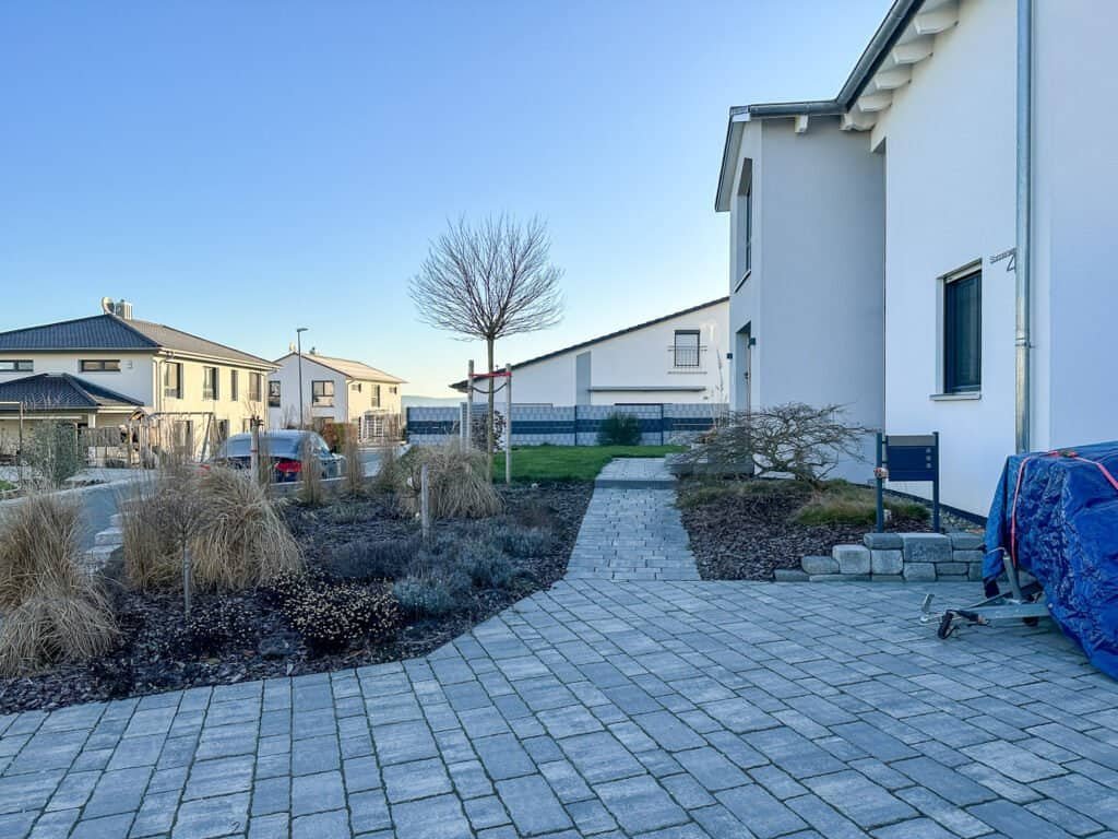 Vorgarten mit Einfahrt