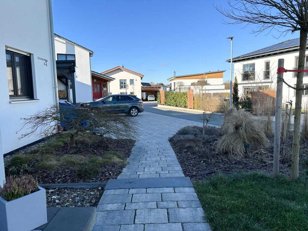 Geschwungener Gartenweg