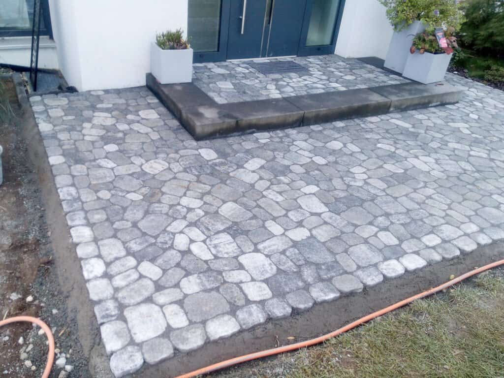 Eingang gepflastert
