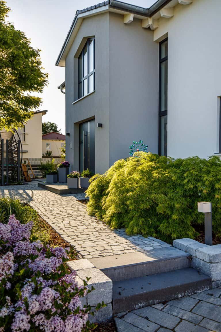 Gartenweg zum Hauseingang