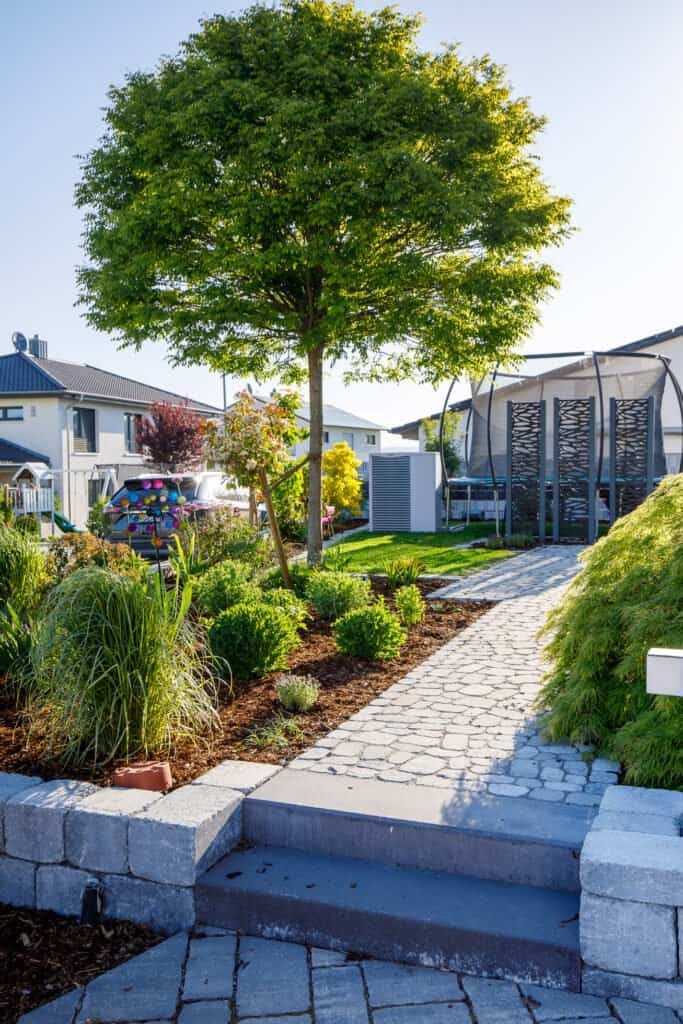 Gartenweg mit Stufenanlage