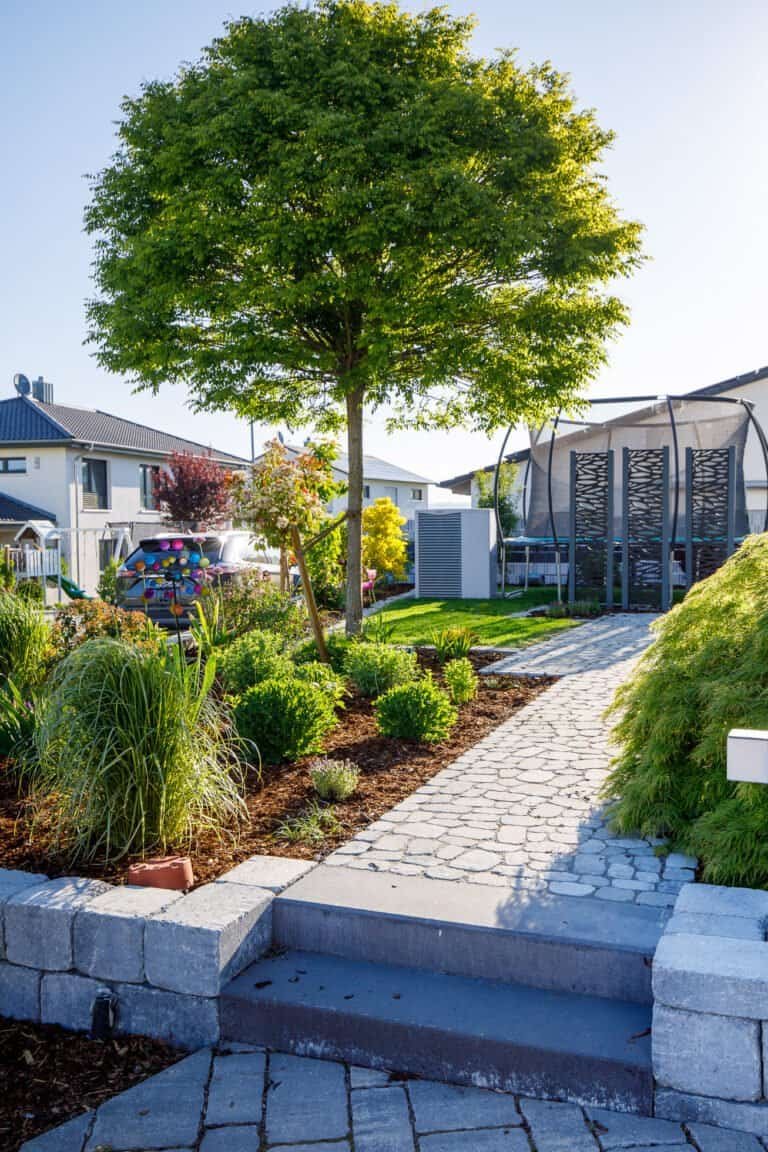 Gartenweg mit Stufenanlage