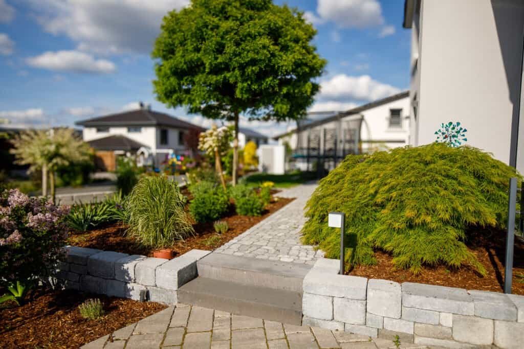 Gartenweg mit Hochbeeten