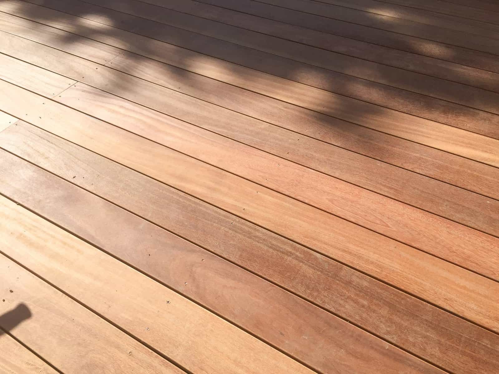 Detailaufnahme einer Holzterrasse mit parallel verlegten Bangkirai-Dielen – Terrassenbau in Burk von BELLA FLORA GmbH.